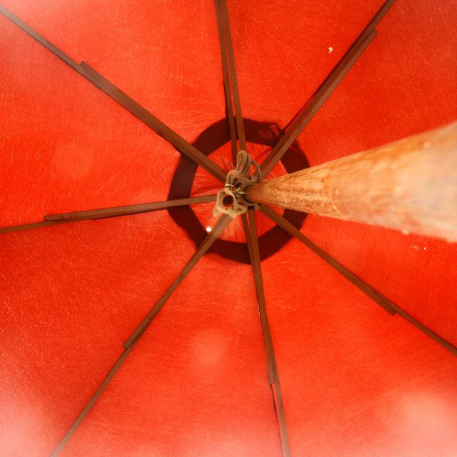 Bagian dalam sebuah payung berwarna merah